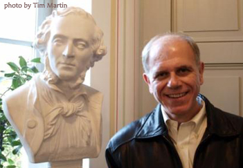HOMEPAGE Bill Trafka with Statue - photo by Tim Martin